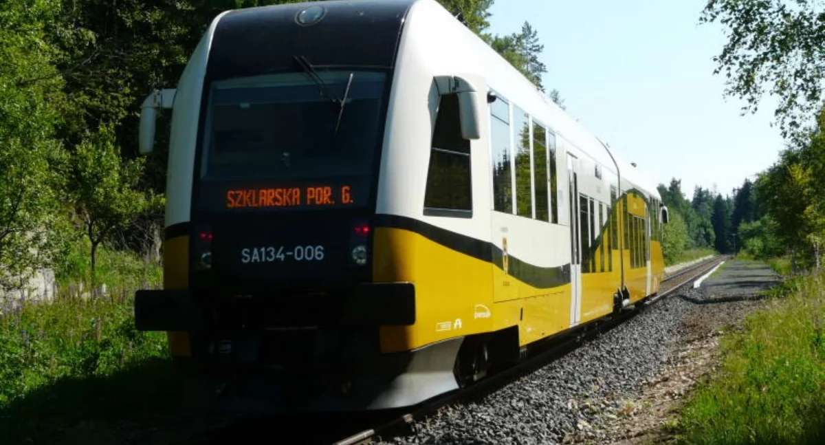 Komunikacja, Utrudnienia ruchu kolejowym trasie Szklarska Poręba Liberec Zastępcza komunikacja autobusowa połączenia Polanę Jakuszycką - zdjęcie, fotografia