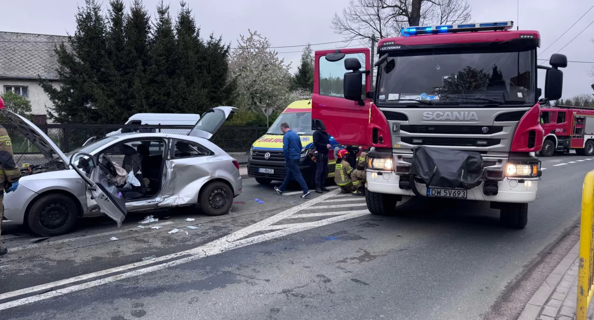 Wypadki drogowe, Groźny wypadek Wojcieszycach Akcja ratunkowa całkowita blokada - zdjęcie, fotografia