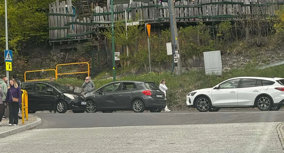 Wypadki drogowe, Kolizja Trollandią Szklarskiej Porębie Toyota wjechała prąd - zdjęcie, fotografia