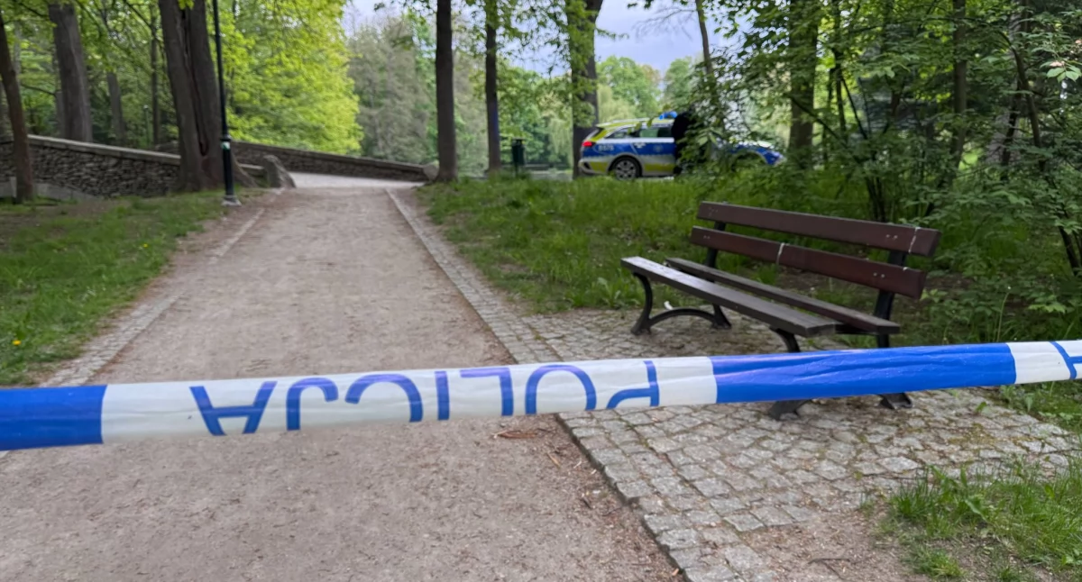 Interwencje, Część Parku Norweskiego zamknięta Policja zabezpiecza miejsce znaleziska - zdjęcie, fotografia