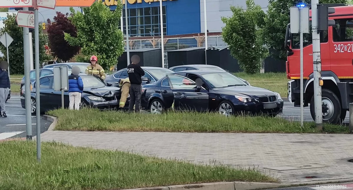 Wypadki drogowe, Zderzenie dwóch Pawła Jedna osoba trafiła szpitala - zdjęcie, fotografia