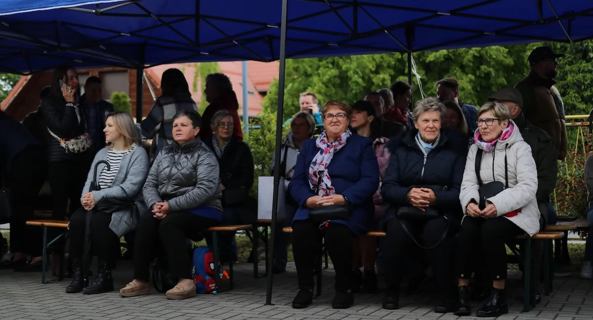 Ważne komunikaty, szkoły Sosnówce Społeczność placówki świętuje - zdjęcie, fotografia