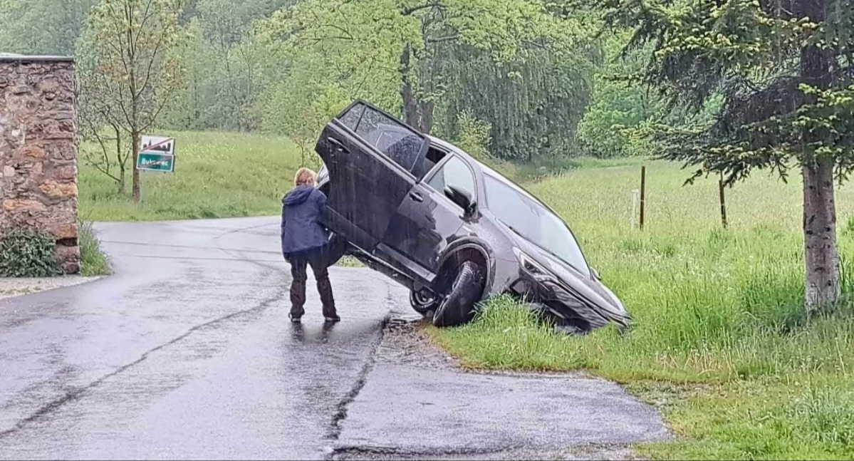 Wypadki drogowe, Zawracanie zakończone rowie - zdjęcie, fotografia