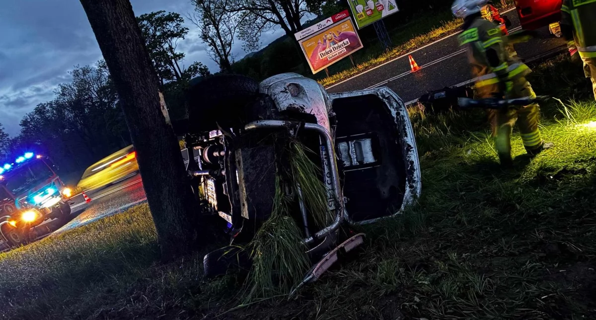 Wypadki drogowe, Dachowanie Występują utrudnienia ruchu - zdjęcie, fotografia