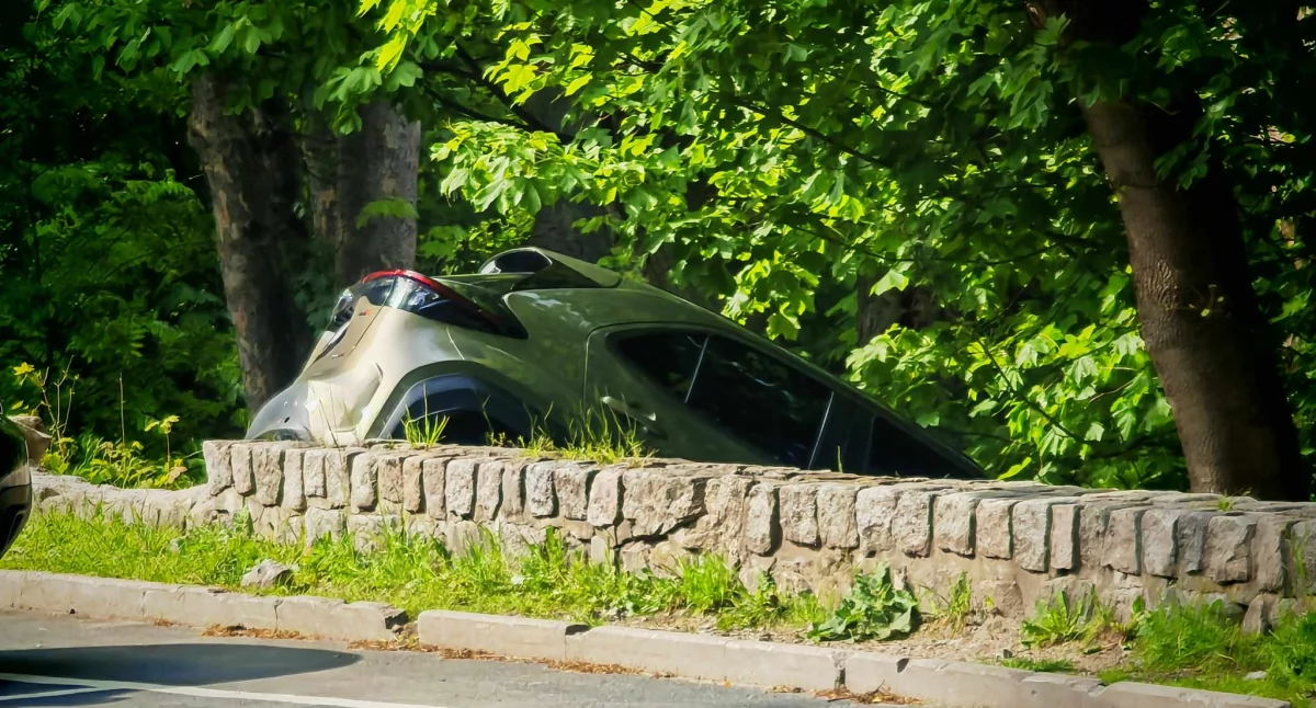 Wypadki drogowe, Toyotą przez murek skarpę Niecodzienne zdarzenie Karpaczu - zdjęcie, fotografia