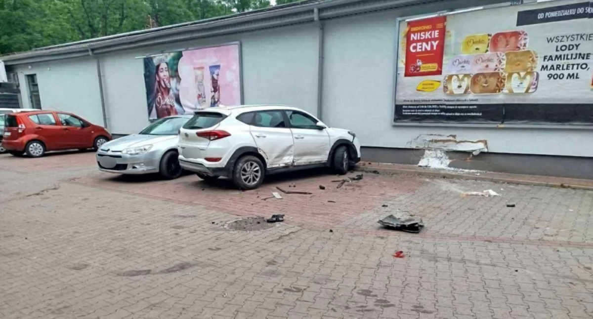Z ostatniej chwili, Bolków Strzelanina Biedronką Policjant został postrzelony nogę Zobacz nagranie - zdjęcie, fotografia