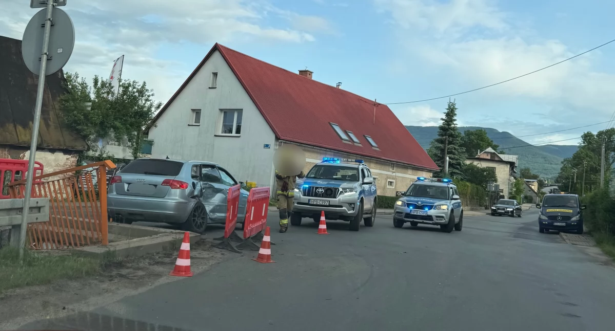 Wypadki drogowe, Miłków zderzeniu jedno wylądowało barierkach - zdjęcie, fotografia