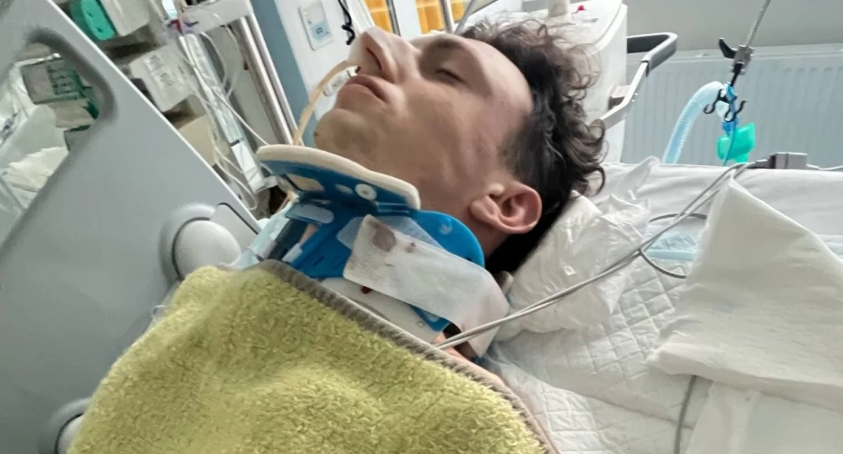 Ludzie, letni potrzebuje pomocy wypadku wymaga kosztownej rehabilitacji - zdjęcie, fotografia