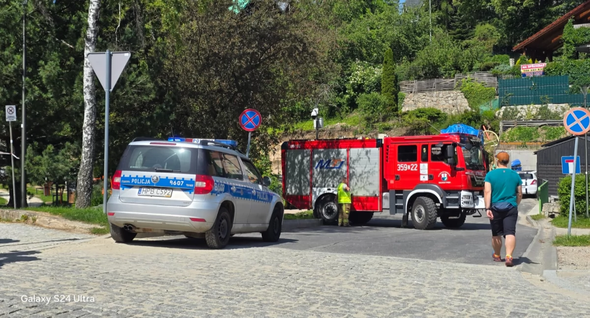 Bezpieczeństwo, Podejrzana substancja placu zabaw Szklarskiej Porębie - zdjęcie, fotografia
