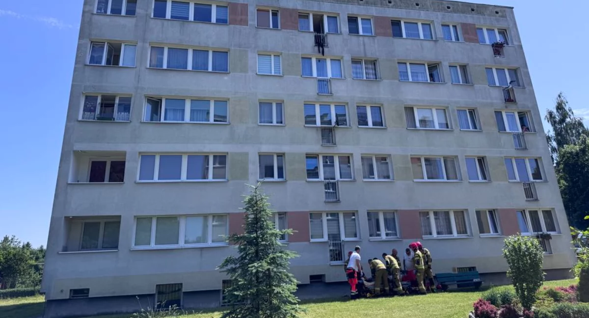Z ostatniej chwili, Skoczył czwartego piętra Mężczyzna licznymi obrażeniami trafił szpitala - zdjęcie, fotografia