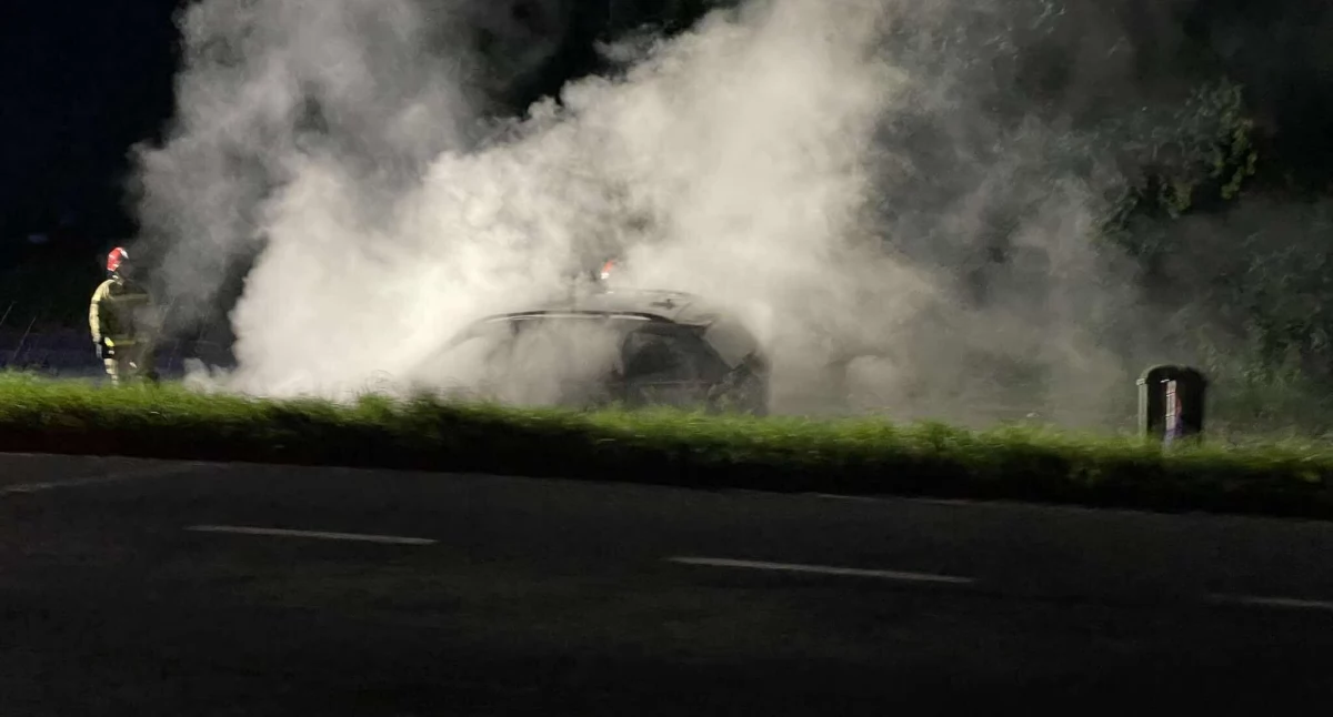 Pożary, Pożar parkingu Jeleniej Górze spłonęło niemal doszczętnie - zdjęcie, fotografia