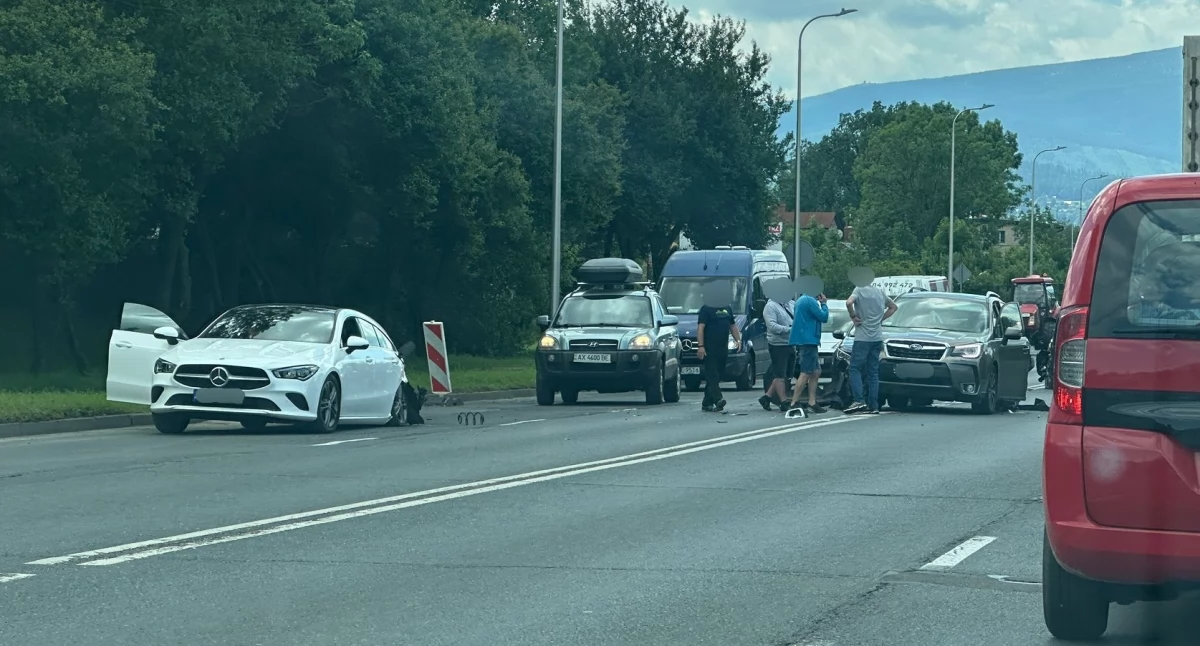 Wypadki drogowe, Zderzenie trzech ulicy Wolności Występują ogromne utrudnienia ruchu - zdjęcie, fotografia