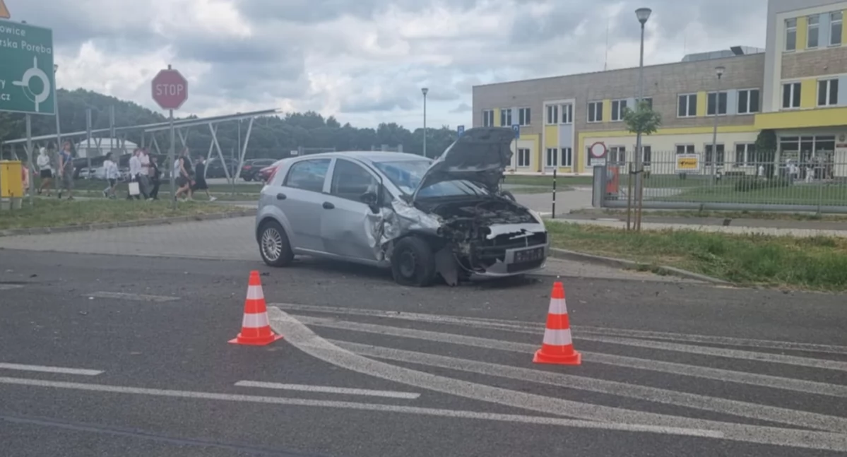 Wypadki drogowe, Kolizja rondzie Podgórzynie Wyprzedzała skręcającą ciężarówkę - zdjęcie, fotografia