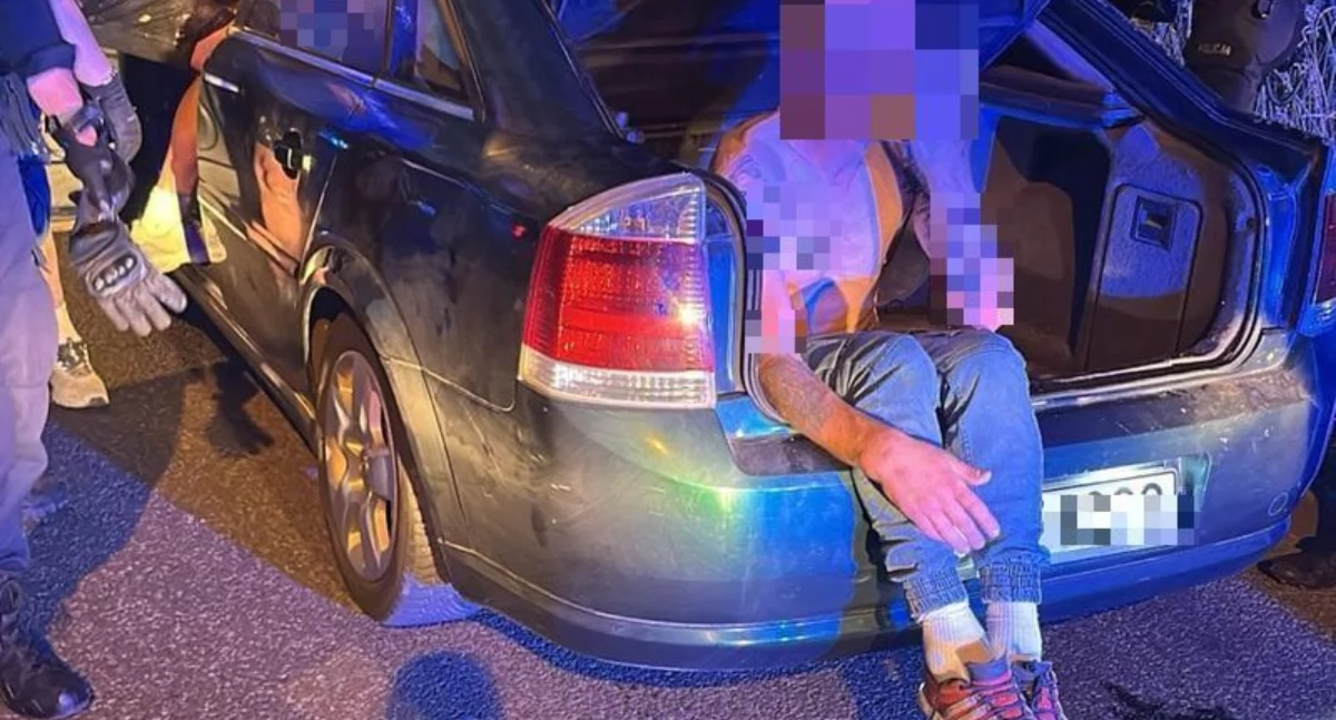 Absurdy, Uciekł przed kontrolą drogową aucie przewoził narkotyki człowieka bagażniku - zdjęcie, fotografia
