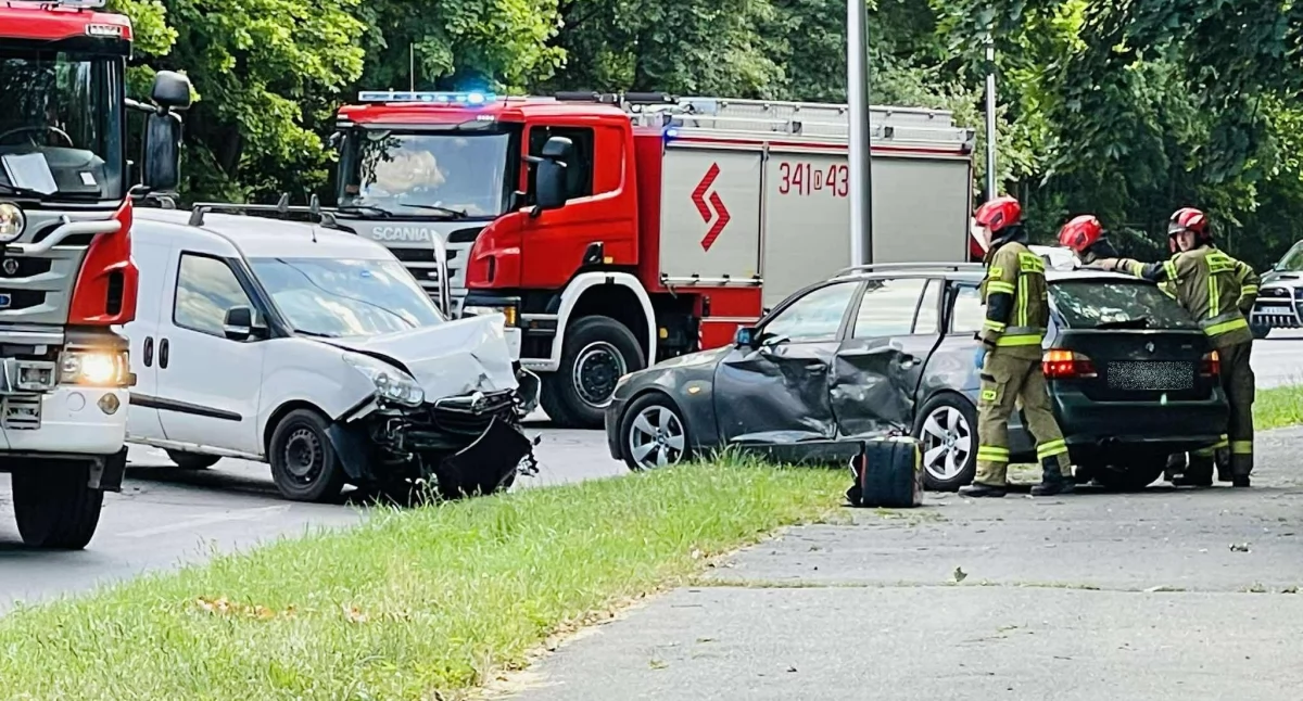 Wypadki drogowe, Zderzenie ulicy Wolności Jeleniej Górze rozbite strażacy miejscu - zdjęcie, fotografia
