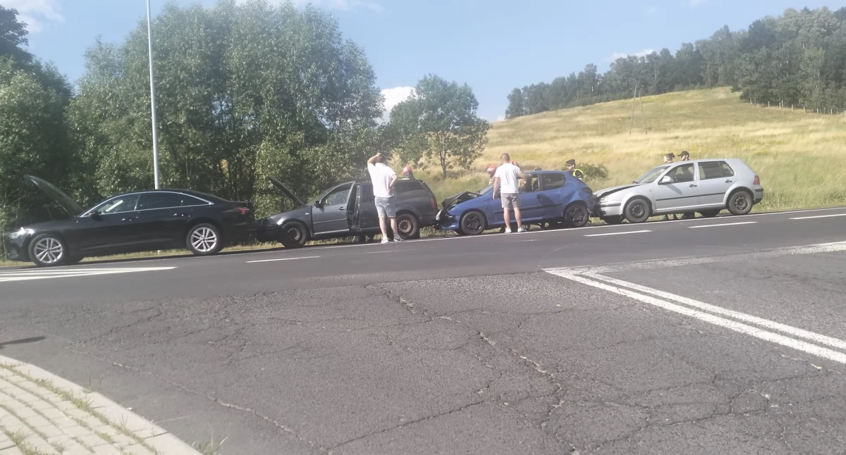 Wypadki drogowe, karambol krajowej trzydziestce Rybnicy Cztery samochody łańcuchowej kolizji - zdjęcie, fotografia