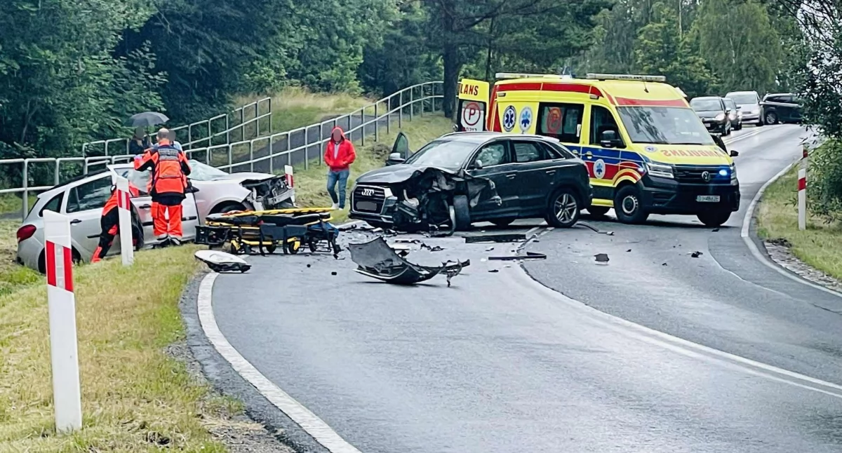 Wypadki drogowe, Wypadek drodze Karpacza Odcinek ulicy Sudeckiej całkowicie zablokowany - zdjęcie, fotografia