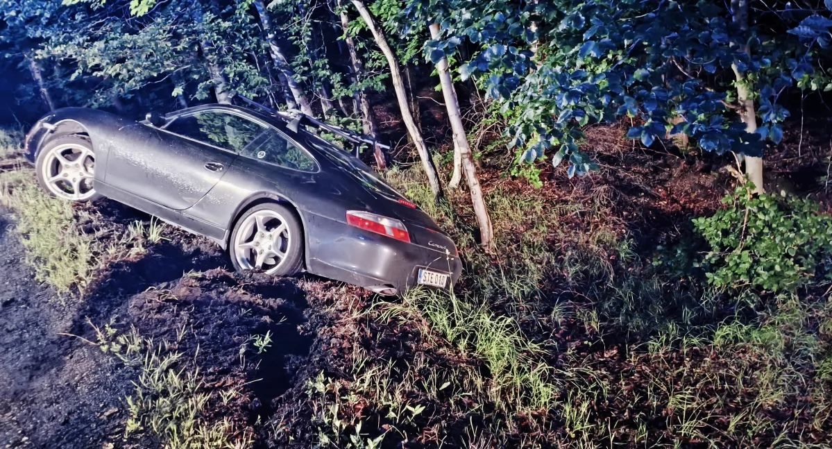 Wypadki drogowe, Porsche rowie drodze Jakuszyc Kierowca Czech opanował zakręcie - zdjęcie, fotografia