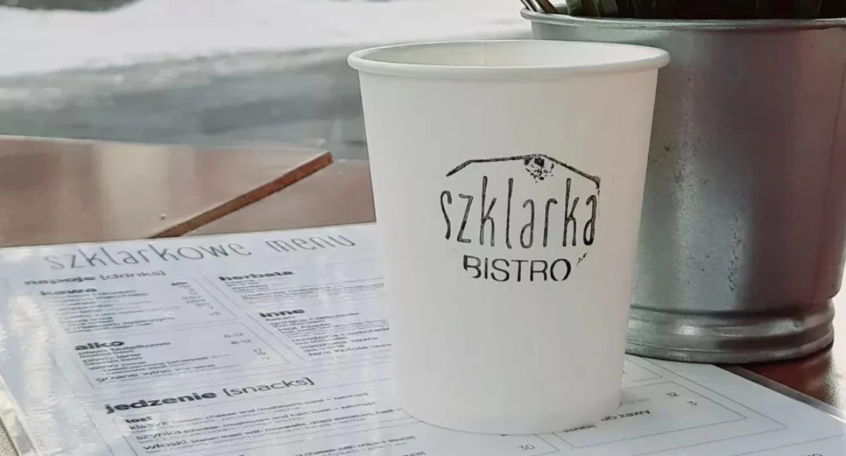 Turystyka, Szklarka Bistro żegna dworcem Szklarskiej Porębie Górnej wchodzi Żabka - zdjęcie, fotografia