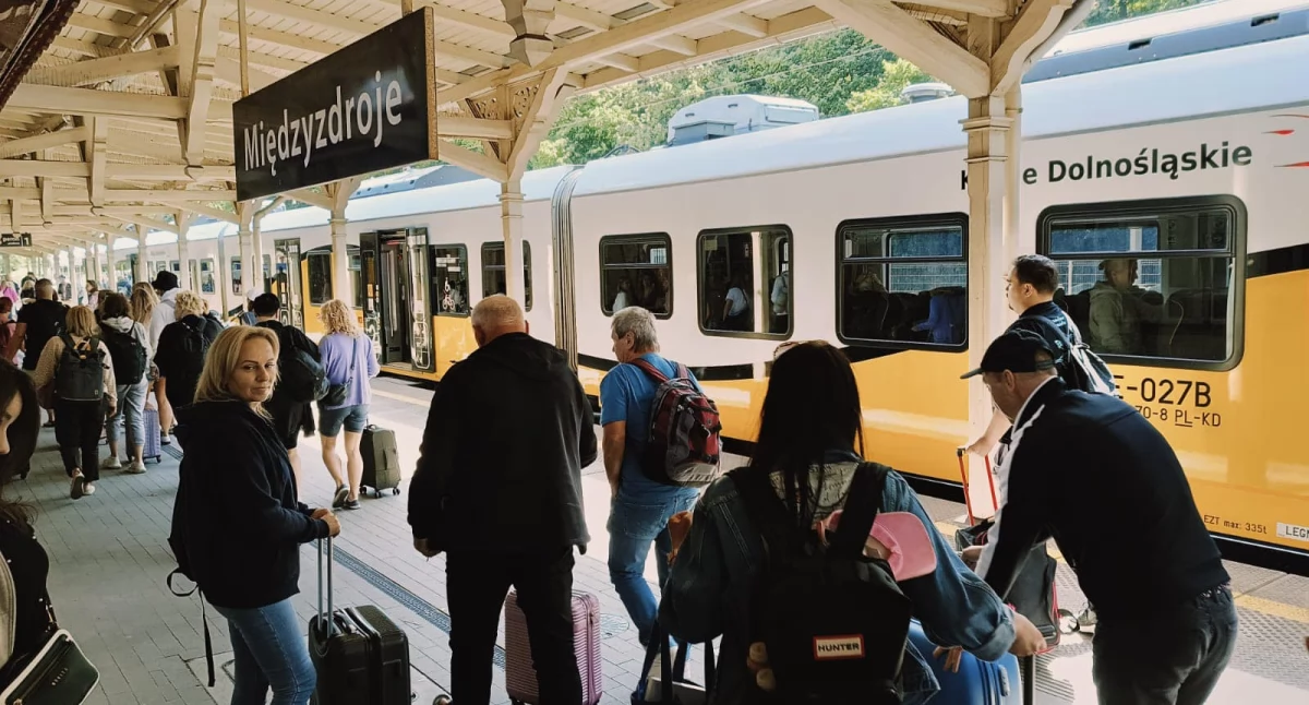 Komunikacja, Pierwszy sezonie pociąg Premium Nadmorski Bałtykiem - zdjęcie, fotografia