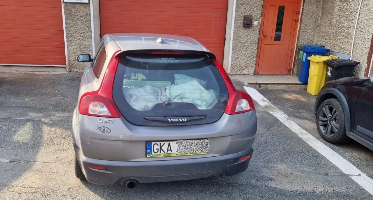 Absurdy, obiad pogarda służb Turystka zablokowała garaż straży pożarnej Szklarskiej Porębie - zdjęcie, fotografia