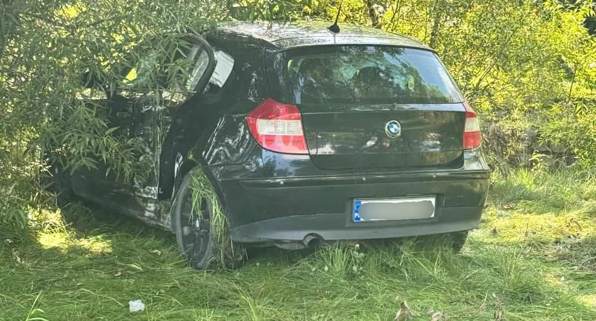 Wypadki drogowe, letnia kierująca opanowała samochodu wypadła drogi - zdjęcie, fotografia