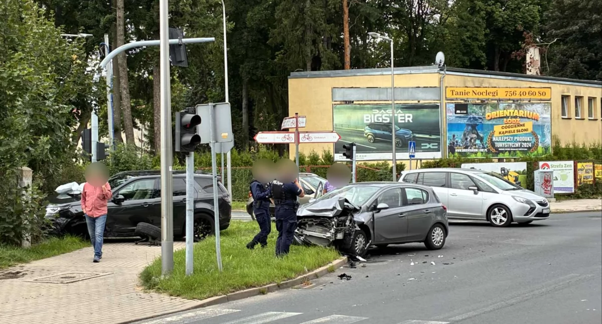 Wypadki drogowe, Zderzenie dwóch pojazdów skrzyżowaniu ulicy Lubańskiej Sobieszowską - zdjęcie, fotografia