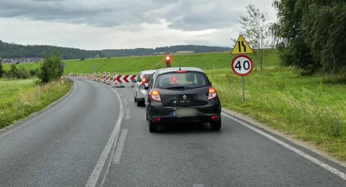 Absurdy, Najwięcej pracy remoncie drogi powiatowej wykonuje sygnalizacja świetlna - zdjęcie, fotografia