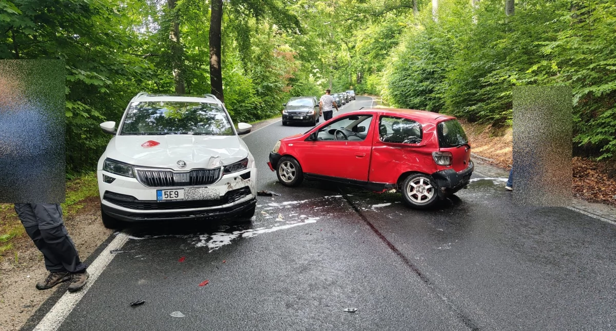 Wypadki drogowe, Kolizja drodze Przełęczy Okraj zderzyły śliskiej nawierzchni - zdjęcie, fotografia