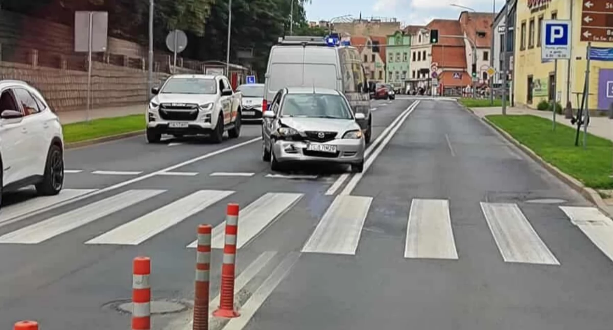 Wypadki drogowe, zdążył zahamować czerwonym świetle Zderzenie dwóch centrum Jeleniej Góry - zdjęcie, fotografia