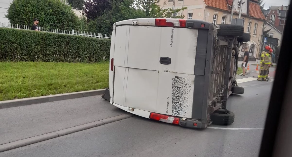 Wypadki drogowe, zderzeniu przed Sądem Jeleniej Górze wahadłowy utrudnienia - zdjęcie, fotografia