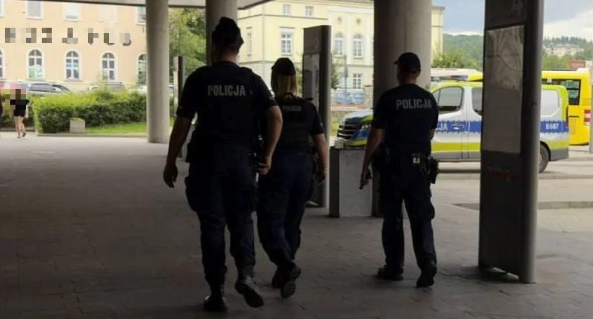 Komunikaty policji, Policja przeprowadza działania prewencyjne terenie galerii handlowej Jeleniej Górze - zdjęcie, fotografia