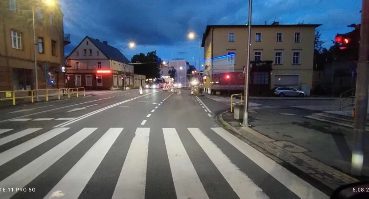 Wypadki drogowe, Zignorował zmianę organizacji ruchu wpadł wykopu - zdjęcie, fotografia