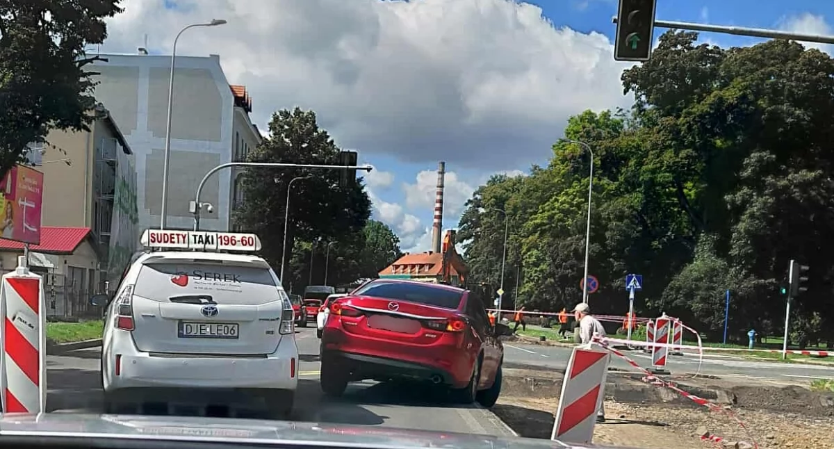 Utrudnienia w ruchu, Kolejny samochód wpadł wykopu ulicy Wolności Korek pół miasta - zdjęcie, fotografia