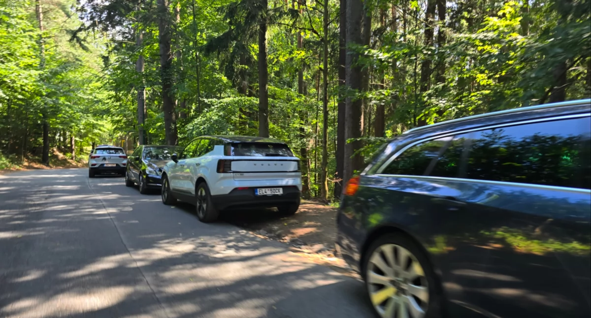 Absurdy, Szklarska Poręba Bezpłatny parking pusty ulica zastawiona - zdjęcie, fotografia
