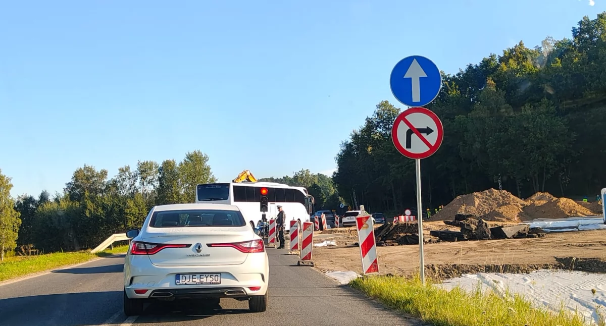 Utrudnienia w ruchu, Gigantyczny korek drodze Karpacza Policja kieruje ruchem - zdjęcie, fotografia