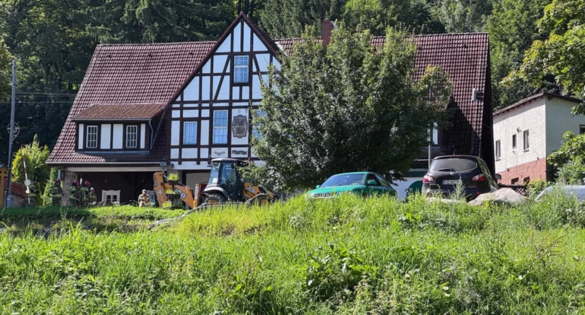 Utrudnienia w ruchu, Uszkodzenie gazowej Liczyrzepy Sosnówce Występują utrudnienia - zdjęcie, fotografia