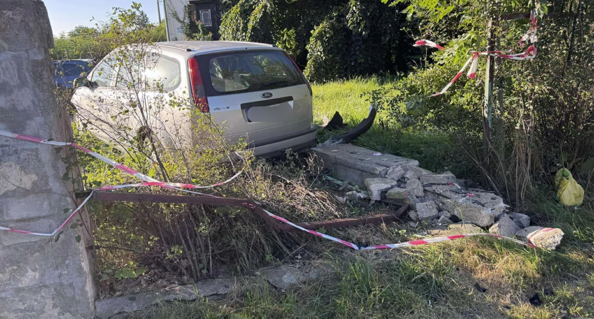 Wypadki drogowe, zderzeniu wpadł przez płot prywatną posesję - zdjęcie, fotografia