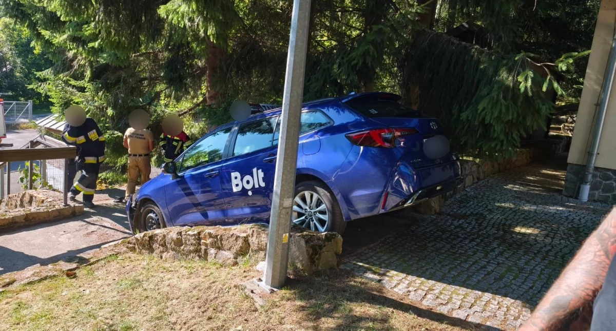 Absurdy, chciał zjechać schodami Pojazd zawisł przed pensjonatem - zdjęcie, fotografia