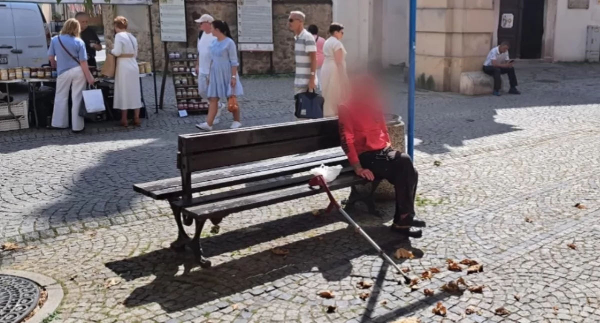 Ludzie, litości Bezdomny centrum Jeleniej Góry podzielił mieszkańców - zdjęcie, fotografia