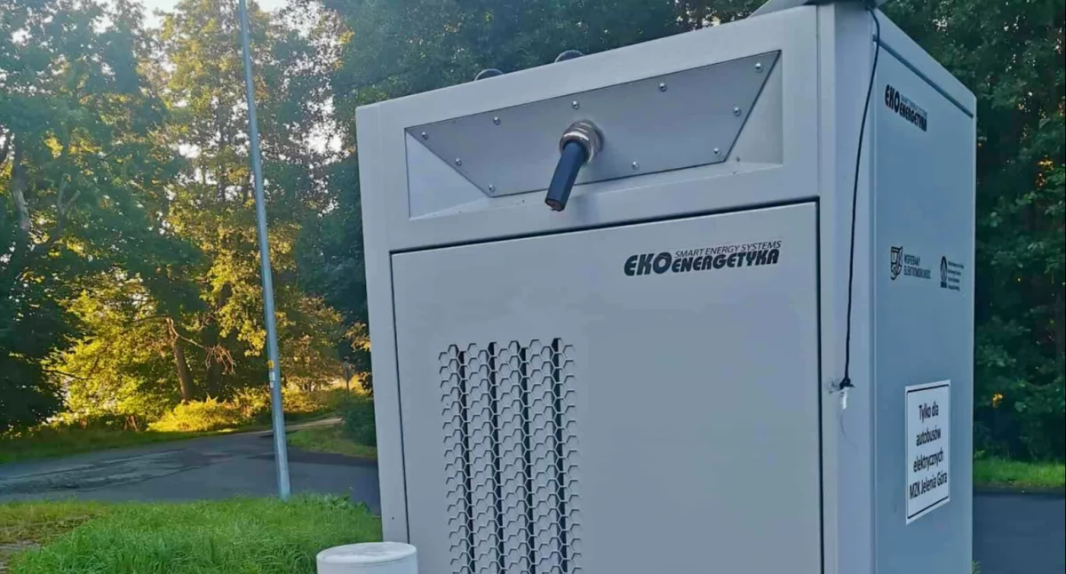 Absurdy, Złodzieje obcięli kabel ładowarki autobusów elektrycznych - zdjęcie, fotografia