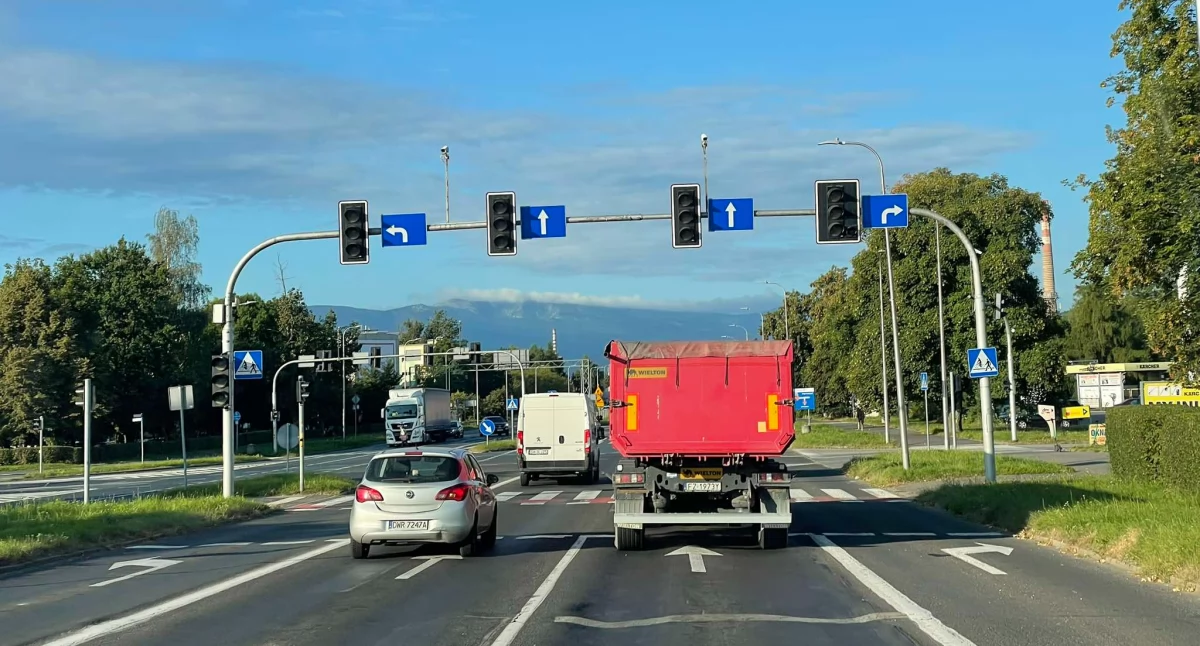 Utrudnienia w ruchu, Uwaga utrudnienia Ruchliwe skrzyżowanie dziś świateł - zdjęcie, fotografia