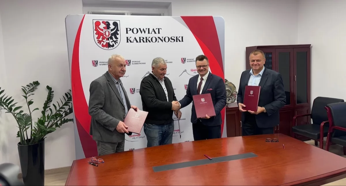 fot. archiwum 24jgora.pl. Zdjęcie wykonane chwilę po podpisaniu umowy na remont dawnej drogi wojewódzkiej nr 366.