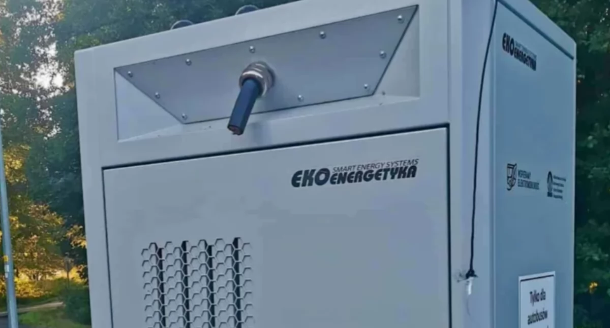 Absurdy, litości Złodzieje obcięli kabel ładowarki autobusów elektrycznych - zdjęcie, fotografia