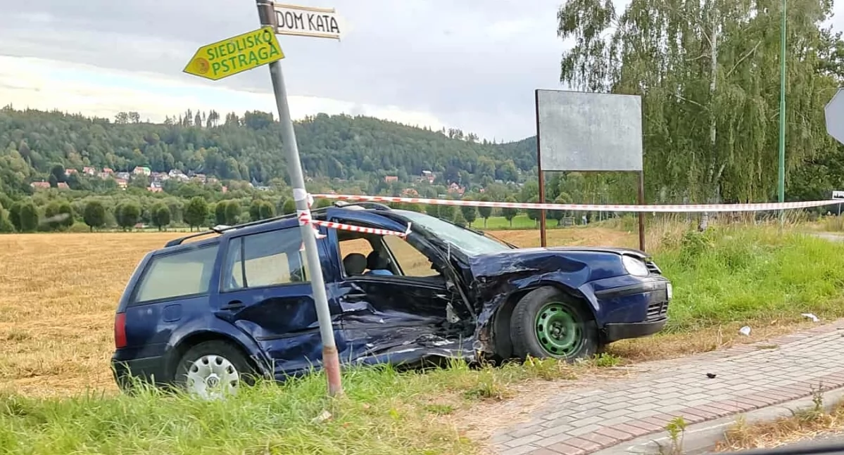 Wypadki drogowe, wczorajszym wypadku Kowarach jeden pojazdów wciąż znajduje poboczu - zdjęcie, fotografia