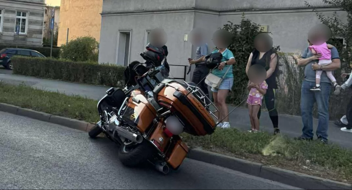Wypadki drogowe, Zderzenie osobówki motocyklem ulicy Wolności - zdjęcie, fotografia