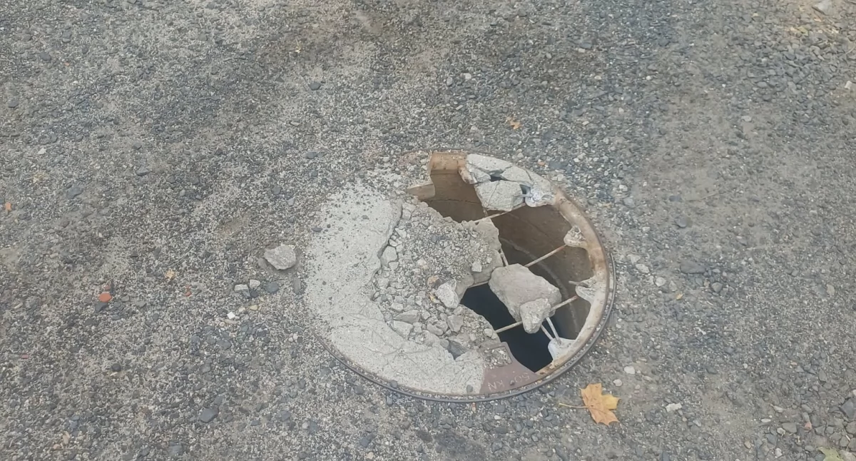 Absurdy, Niebezpieczna dziura dworcem Świeradowie zagrożenie kierowców pieszych - zdjęcie, fotografia