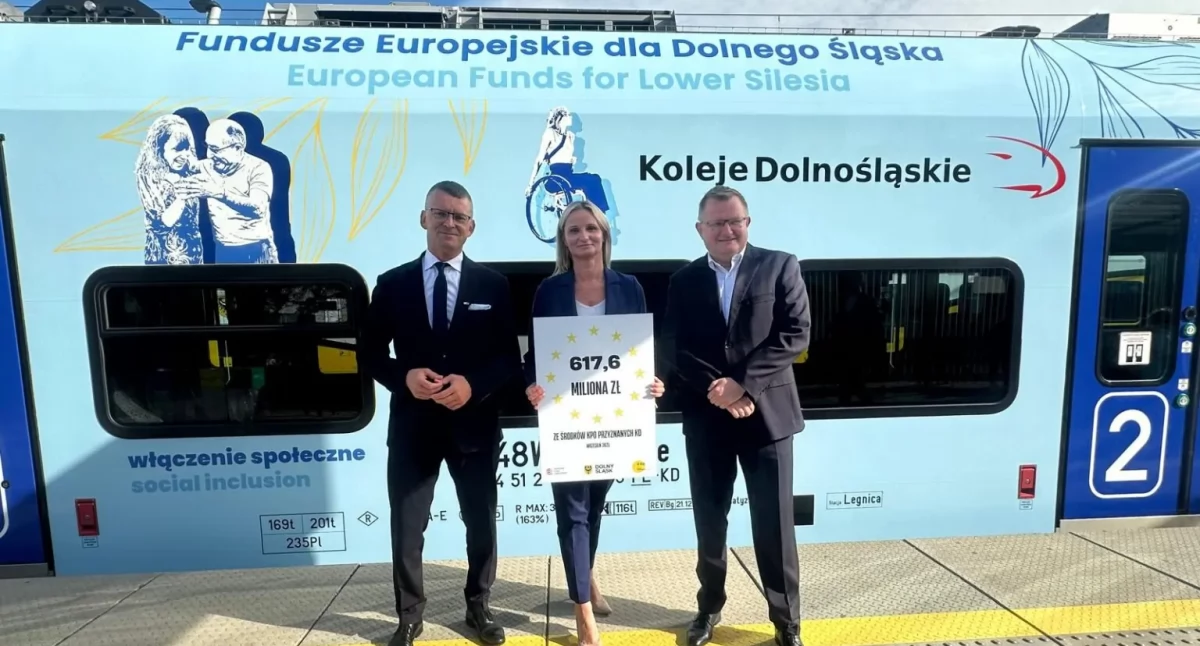 Komunikacja, Niebieski pociąg Kolei Dolnośląskich ogromne dofinansowania pociągi - zdjęcie, fotografia