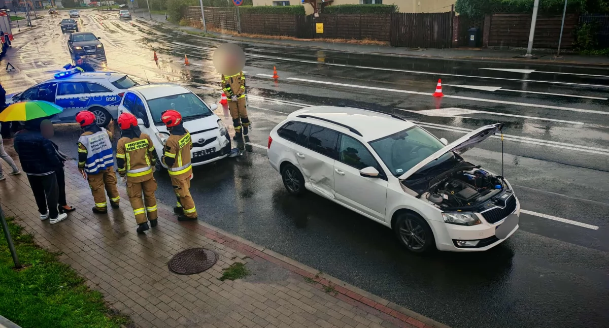 Wypadki drogowe, Utrudnienia ruchu zderzeniu Toyoty Skodą ulicy Wolności - zdjęcie, fotografia