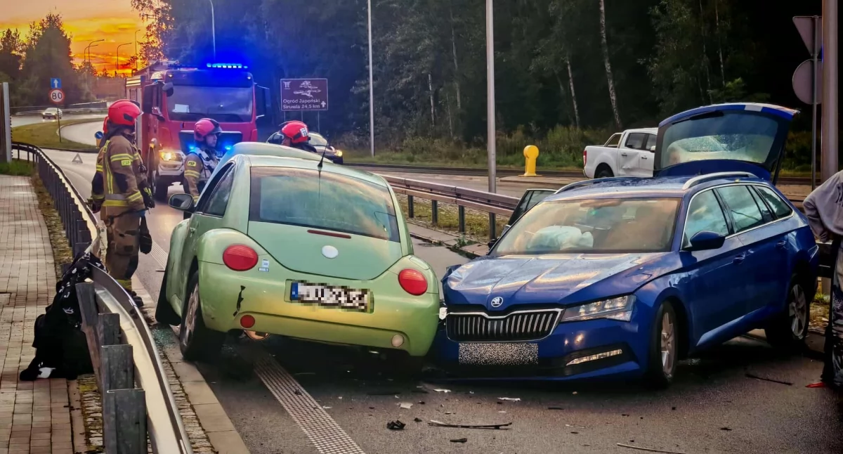 Wypadki drogowe, Czołowe zderzenie obwodnicy Maciejowej Volkswagen znalazł przeciwnym pasie - zdjęcie, fotografia